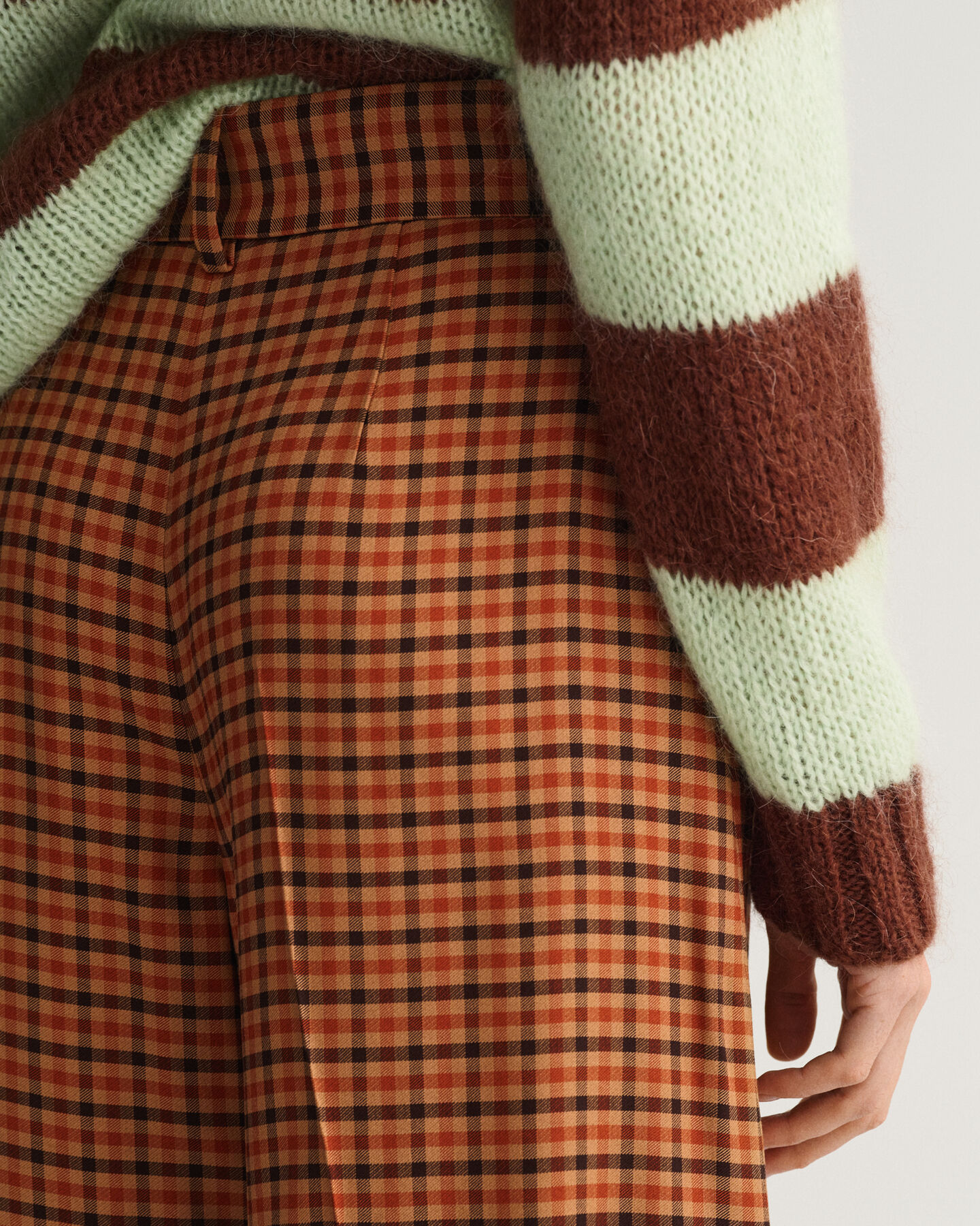 Korkeavyötäröiset leveälahkeiset ruutuhousut