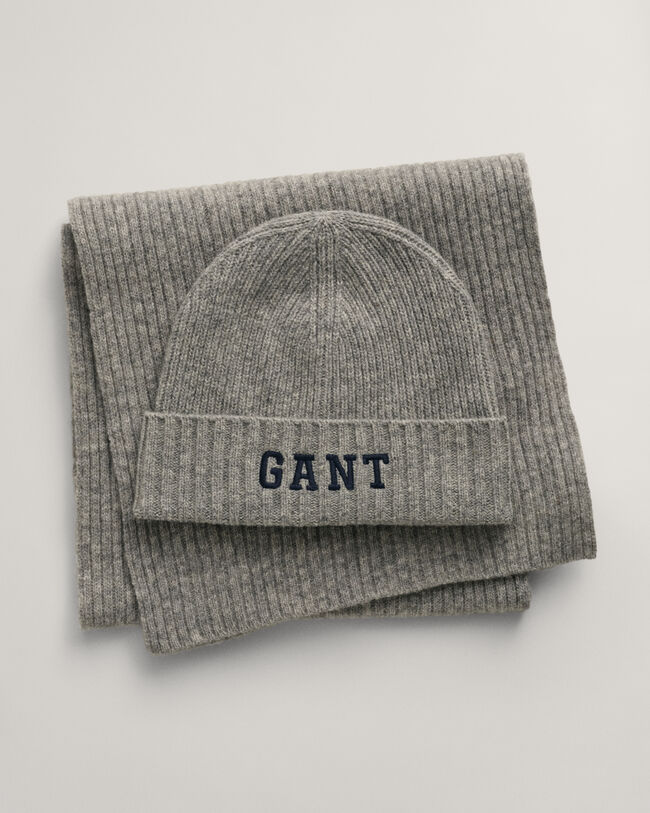 Pipo ja huivi lahjapakkauksessa