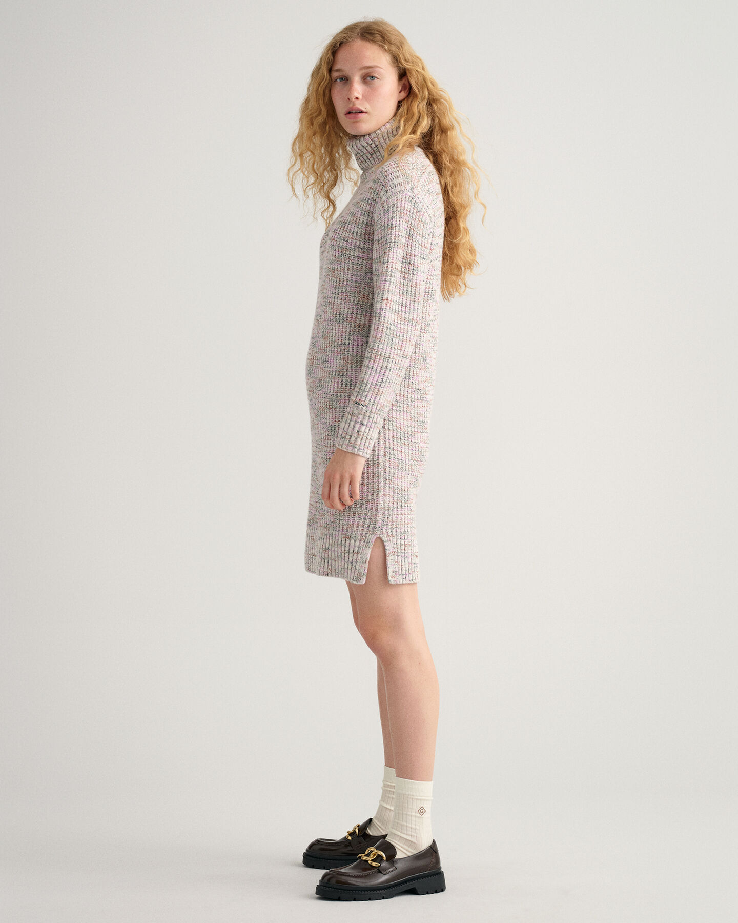 Moniv&auml;rinen pooloneulemekko