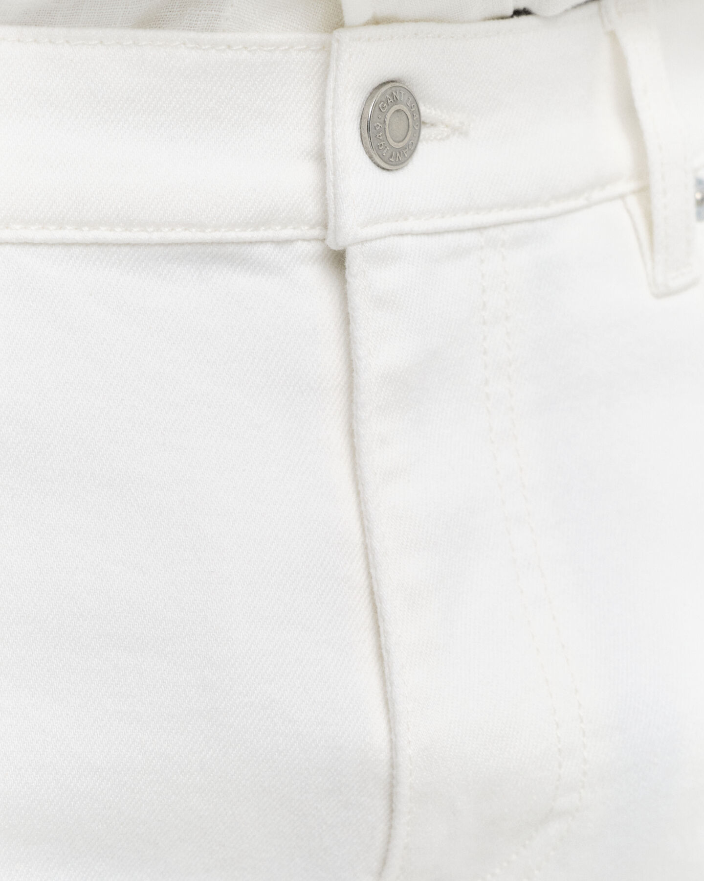 Regular fit ‑mitoitetut valkoiset farkut