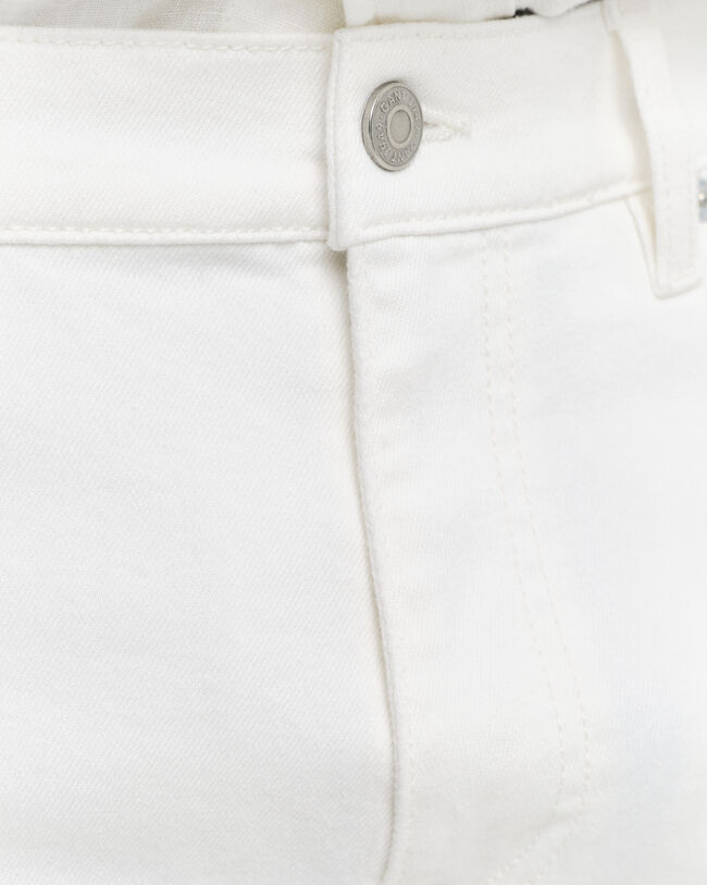 Regular fit ‑mitoitetut valkoiset farkut