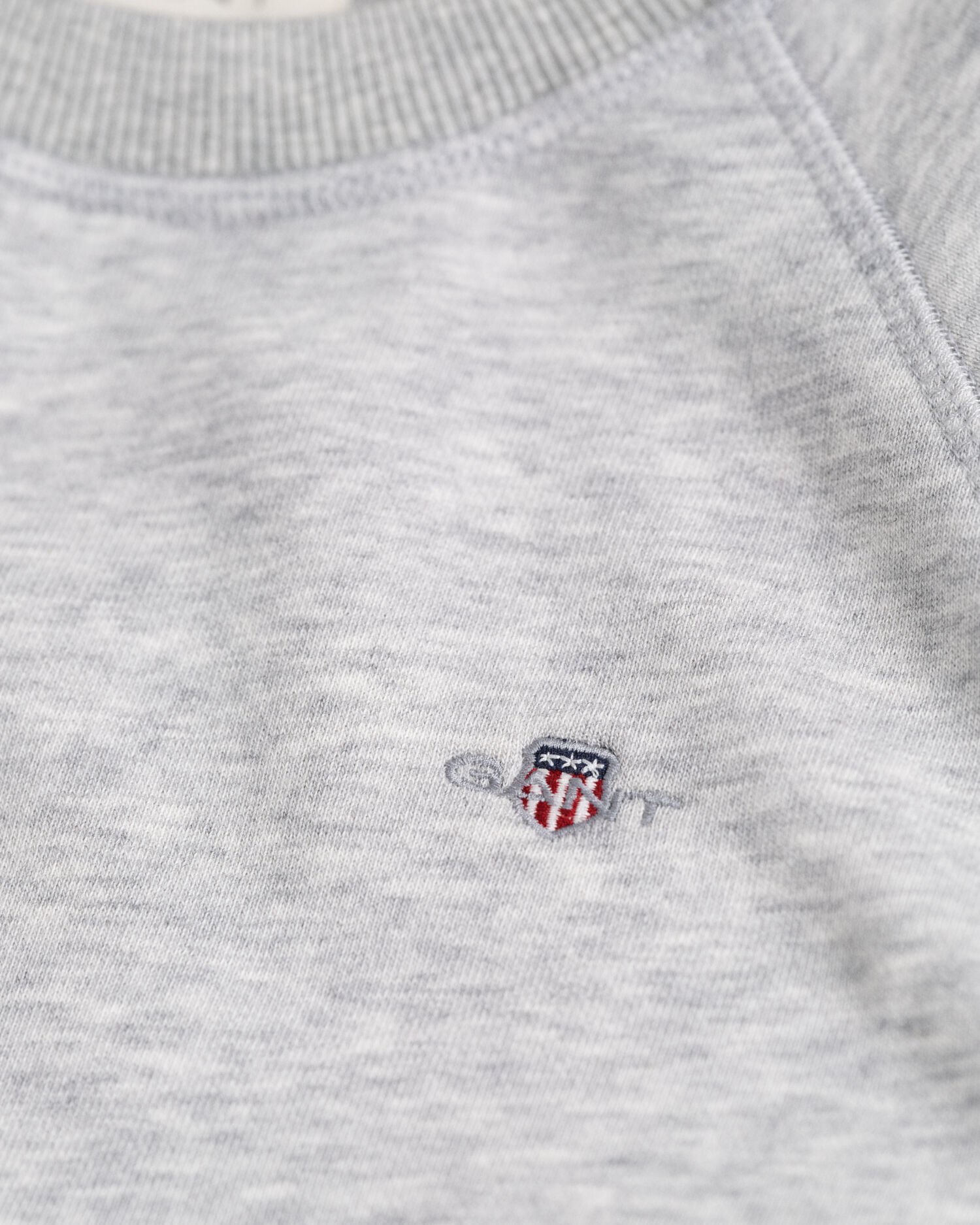 Teens-malliston Shield-collegepaita, jossa pyöreä pääntie