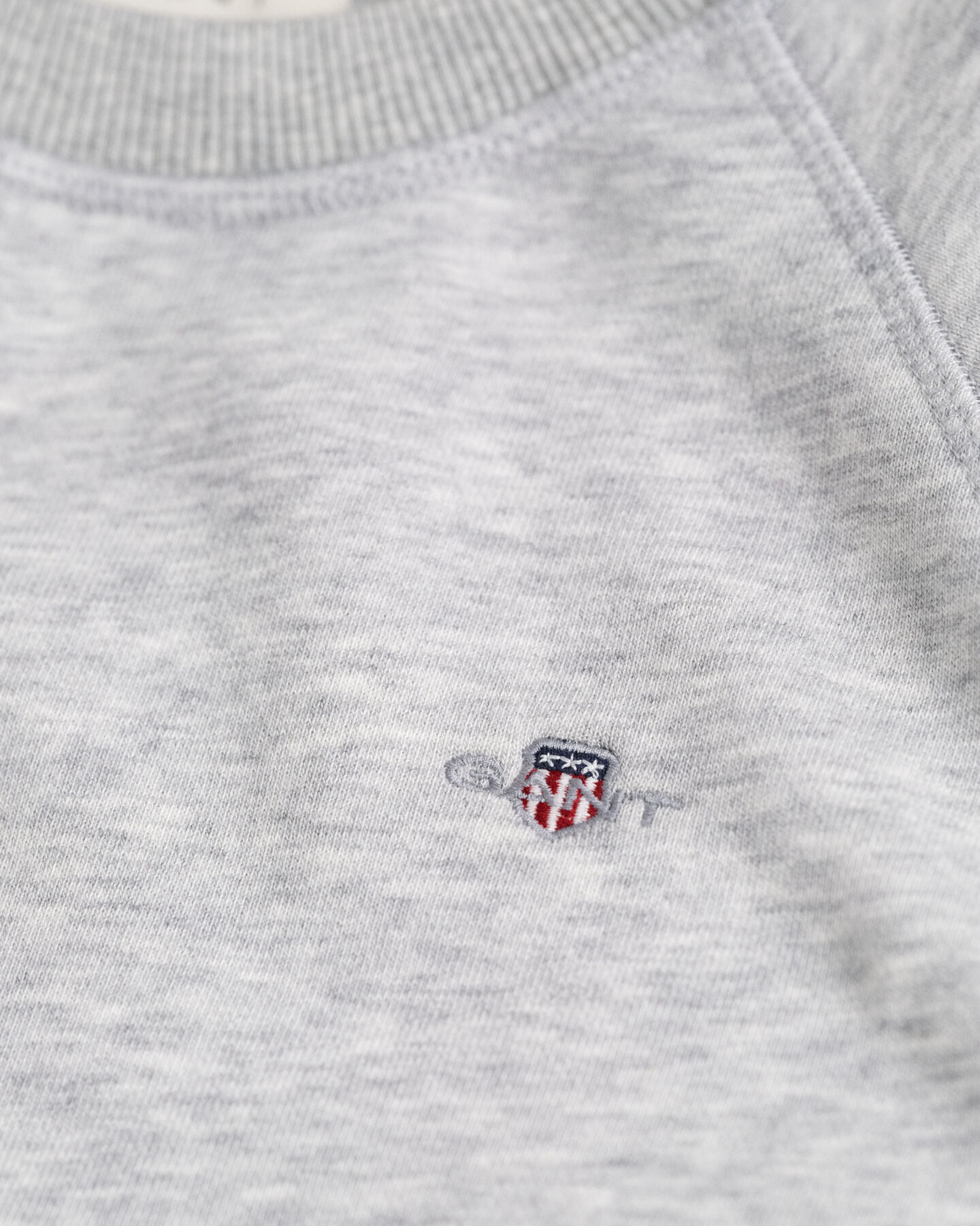 Teens-malliston Shield-collegepaita, jossa pyöreä pääntie