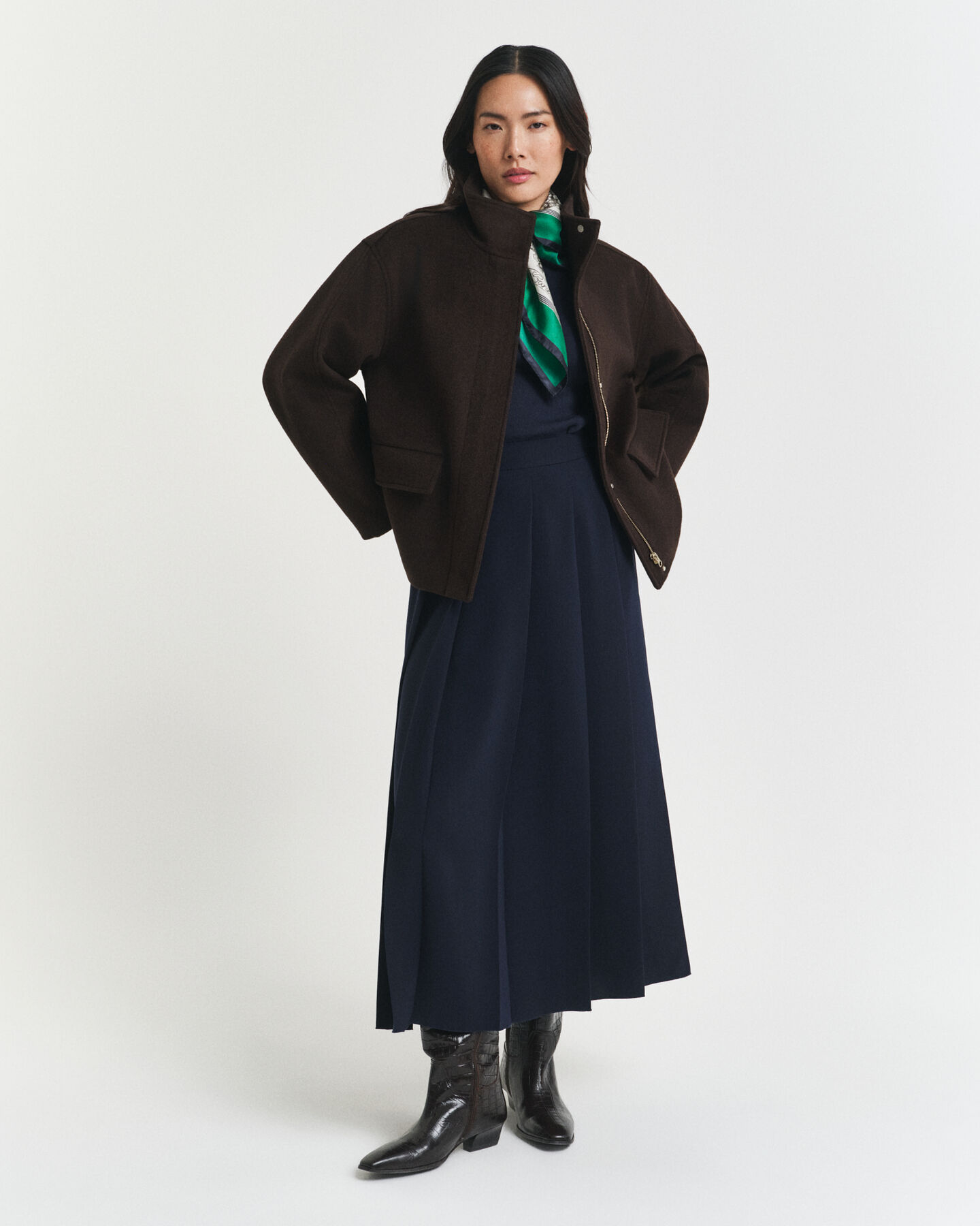 Lyhyt vetoketjullinen villakangastakki