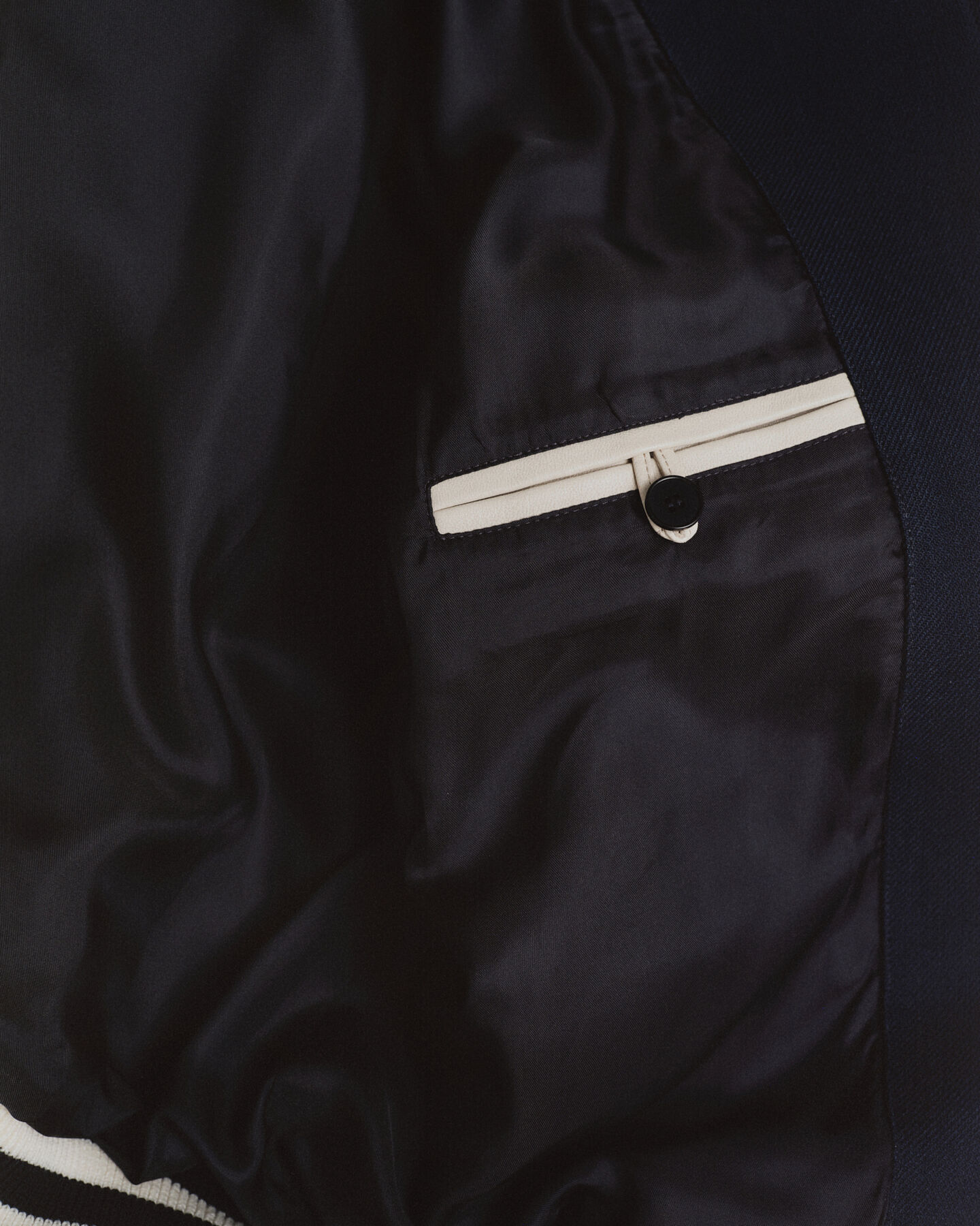 Varsity Jacket nahasta ja muista materiaaleista