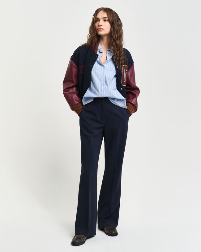 Slim fit ‑mitoitetut alaspäin levenevät housut