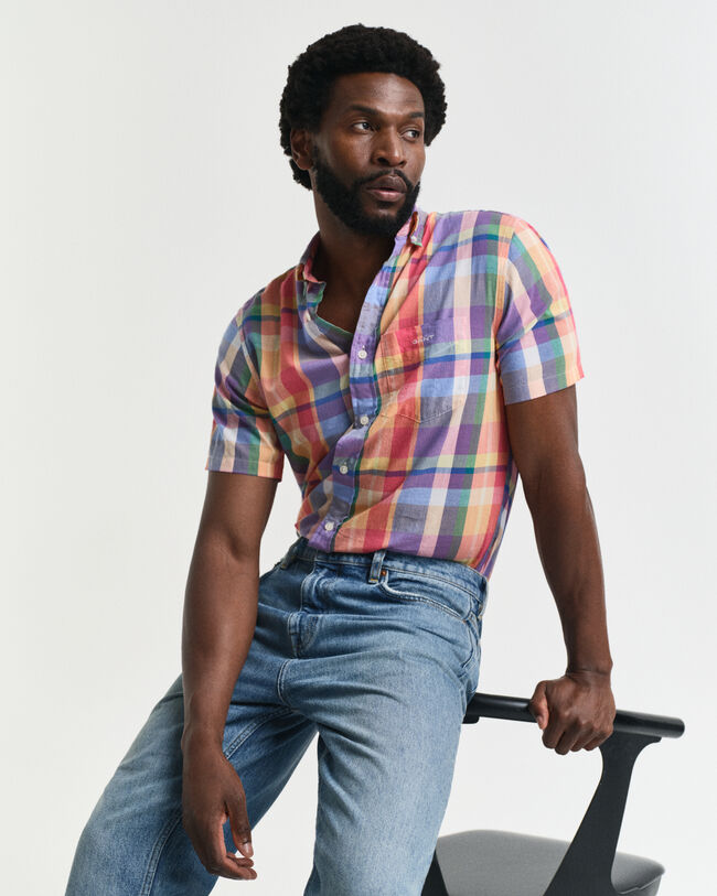 Regular&nbsp;fit ‑mitoitettu lyhythihainen paita intialaisesta madrasruutukankaasta