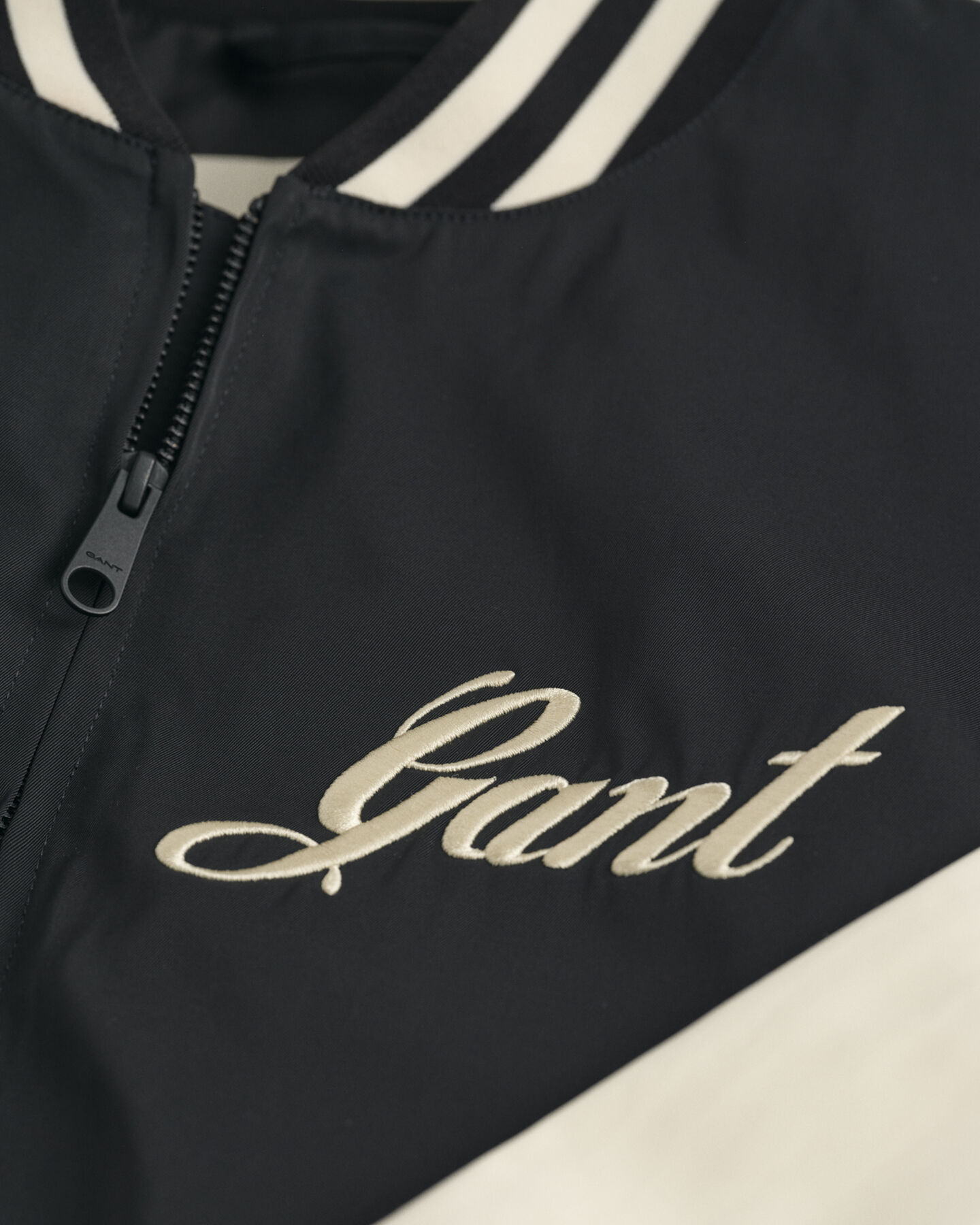 Kevyt GANT Varsity Jacket ‑takki