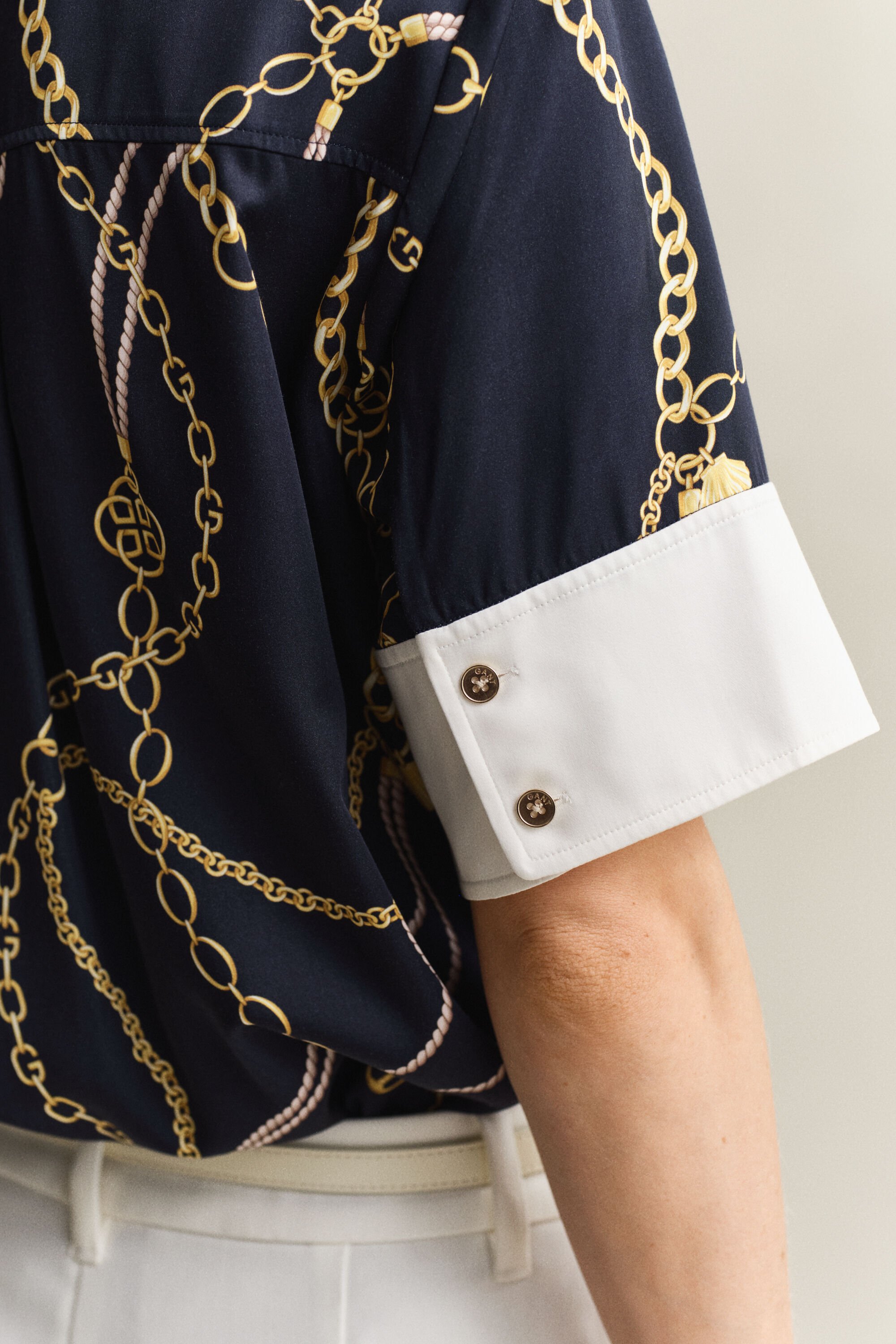 Kontrastivärinen pusero