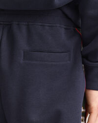 Collegehousut n&auml;ytt&auml;vill&auml; sivupaneeleilla