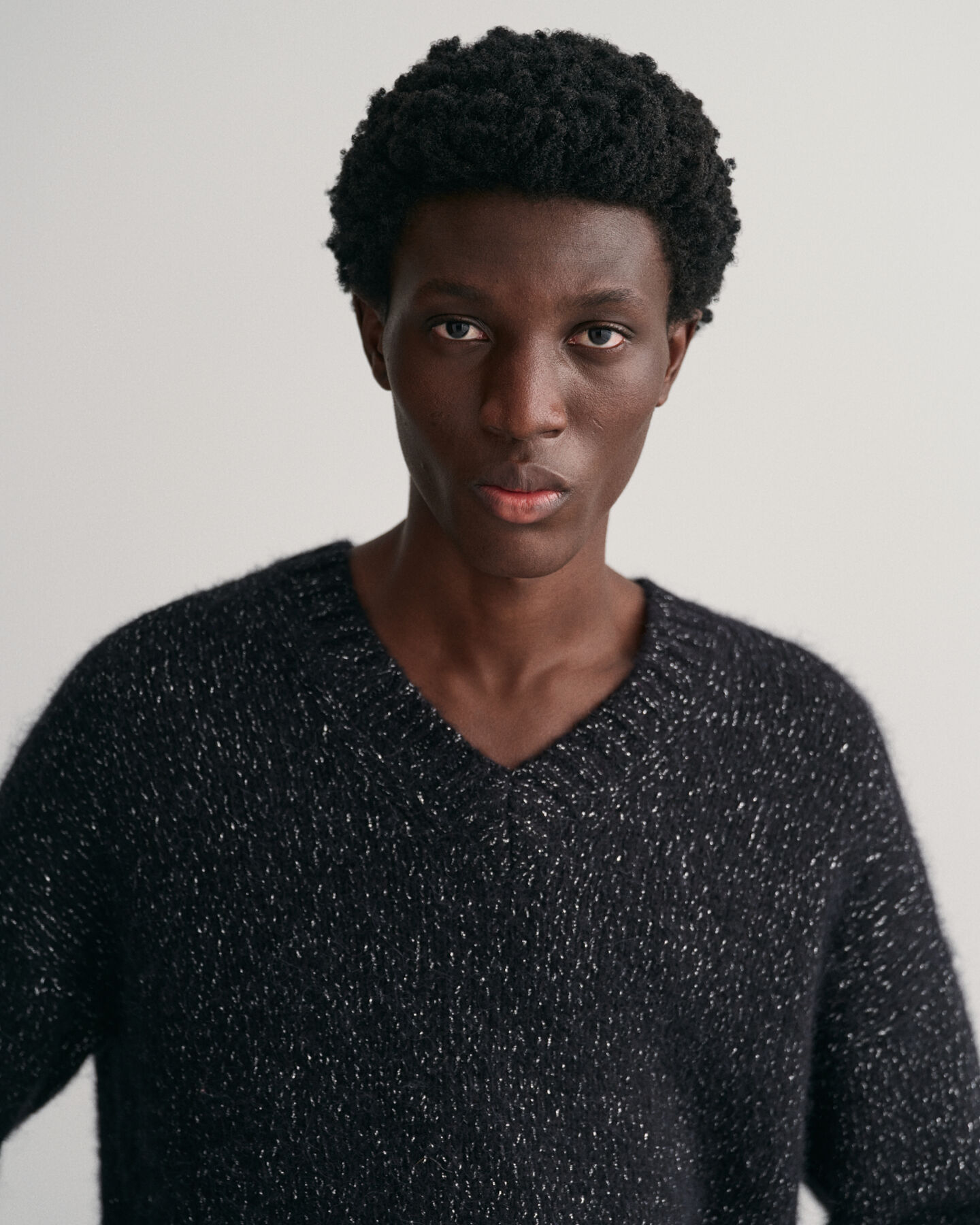 Shiny-alpakkavillapusero, jossa v‑p&auml;&auml;ntie