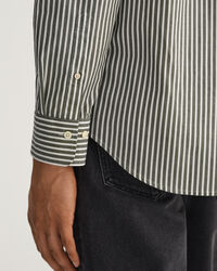 Regular&nbsp;fit ‑mitoitettu raidallinen paita broadcloth-kankaasta