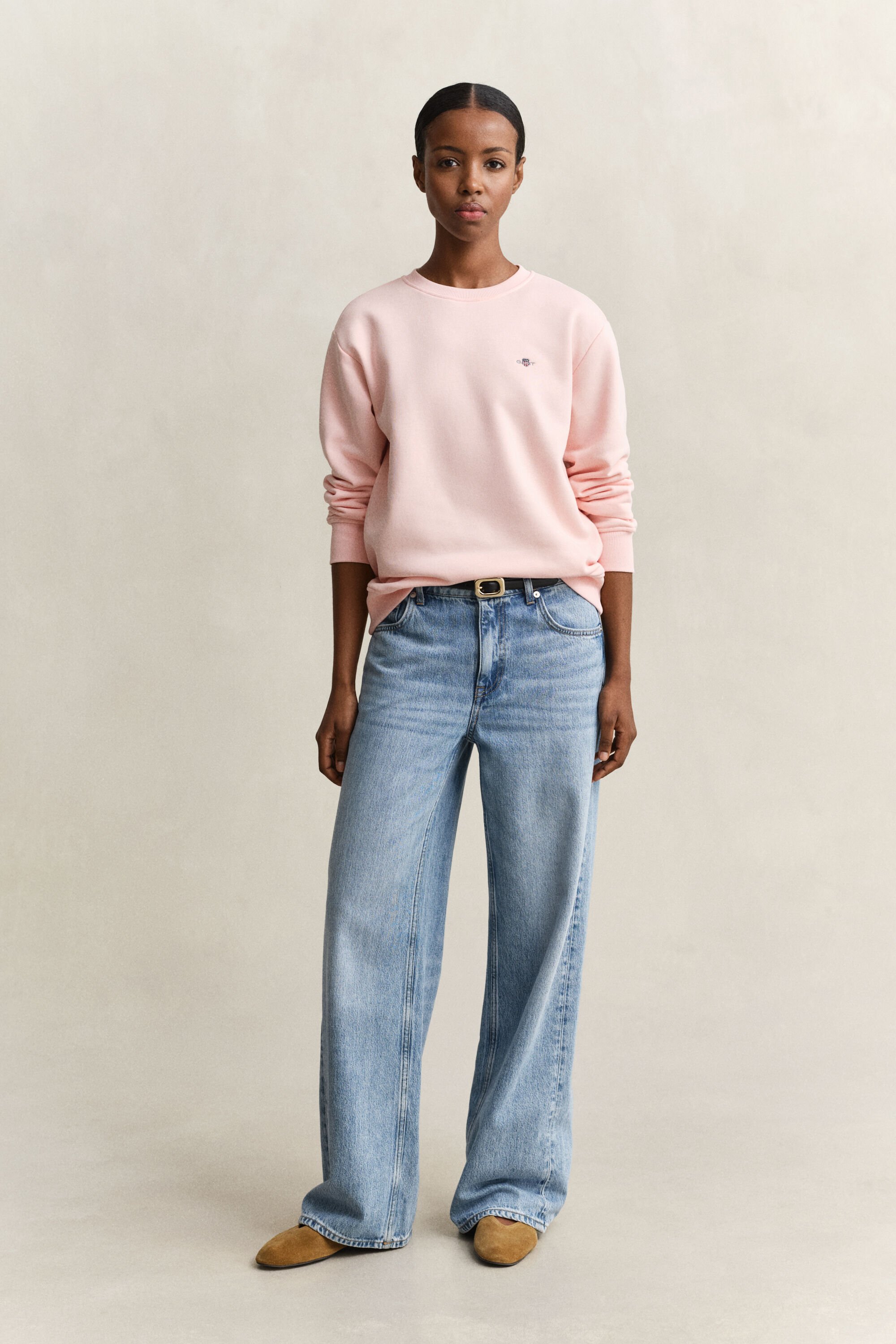 Shield-collegepaita, jossa pyöreä pääntie