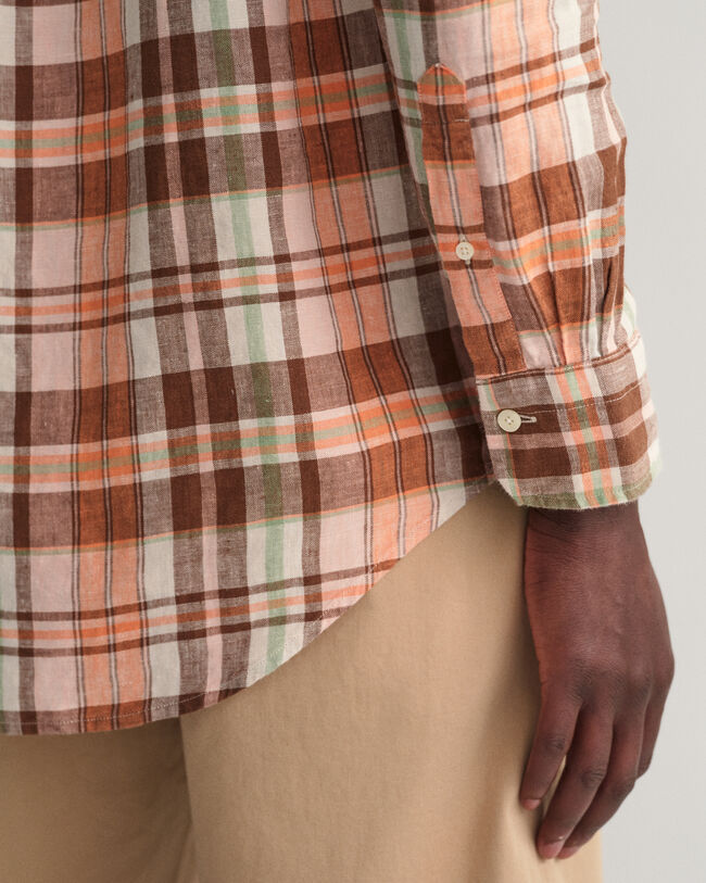 Regular&nbsp;fit ‑mitoitettu madrasruutuinen pellavapaita