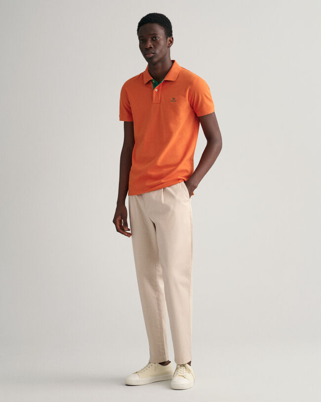 Pikeepaita kontrastiv&auml;risell&auml; kauluksella