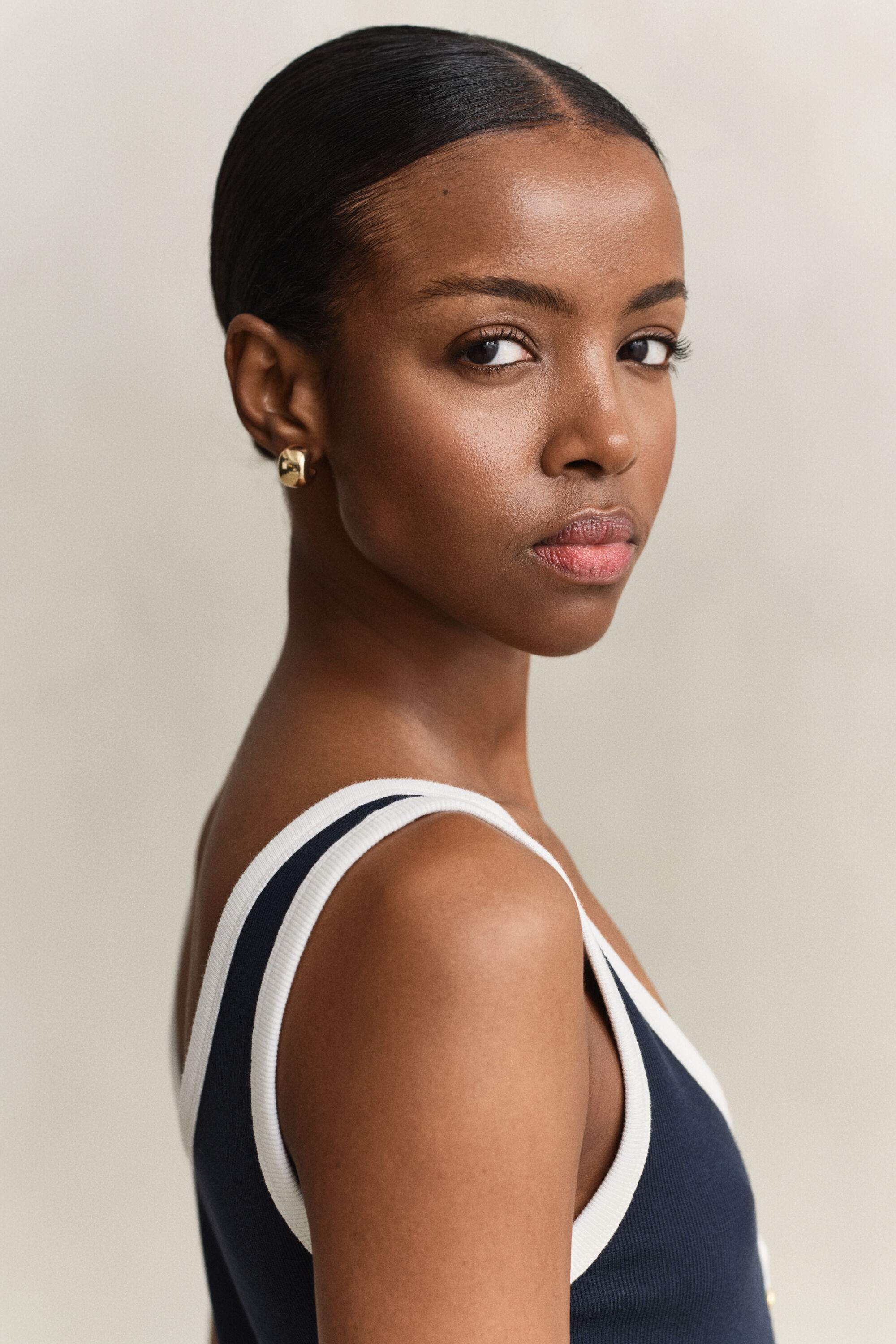 Hihaton joustinneulemekko