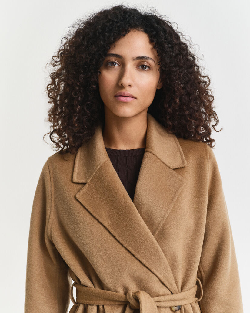 Käsin tikattu takki vyöllä