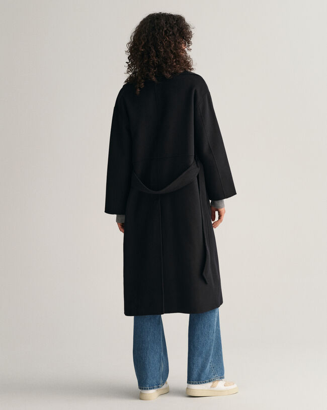 K&auml;sin tikattu takki vy&ouml;ll&auml;