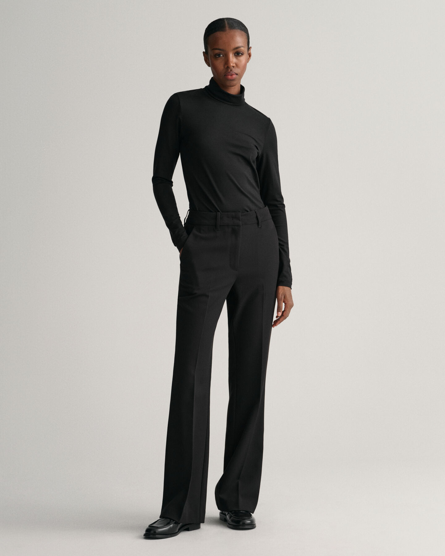 Slim fit ‑mitoitetut alaspäin levenevät housut