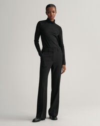 Slim fit ‑mitoitetut alaspäin levenevät housut