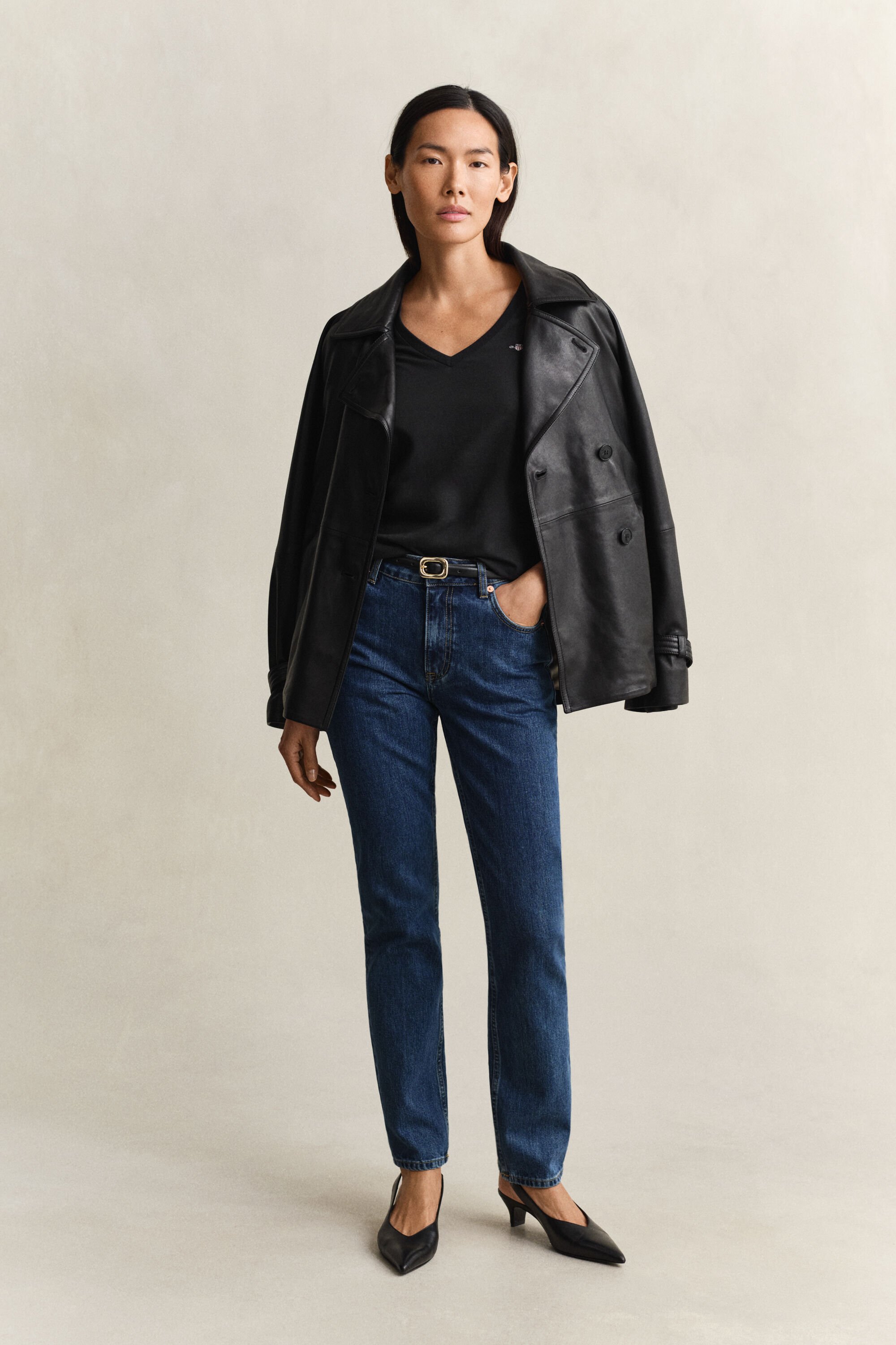 Shield-t‑paita, jossa v-pääntie