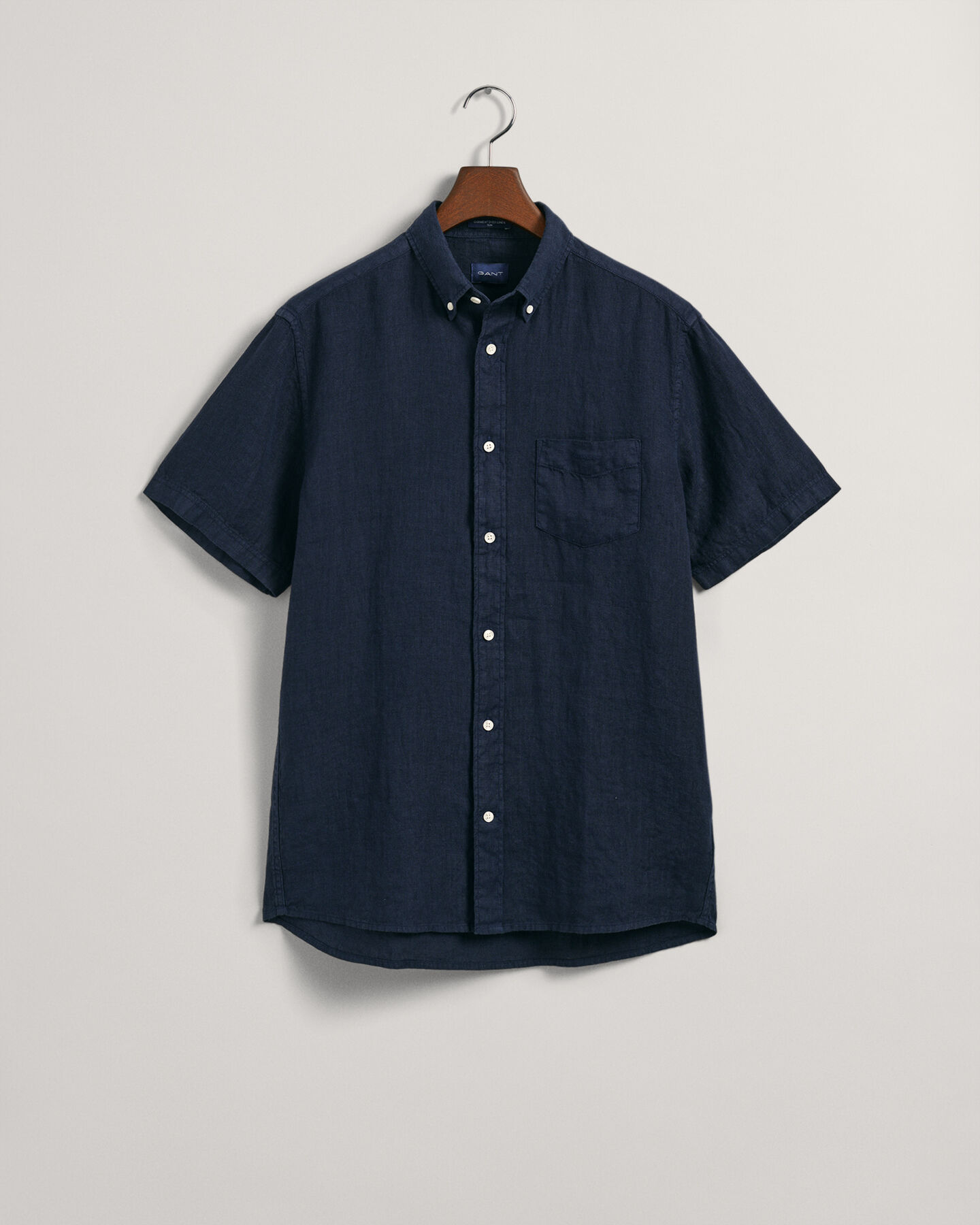 Regular&nbsp;fit ‑mitoitettu valmiina v&auml;rj&auml;tty lyhythihainen pellavapaita