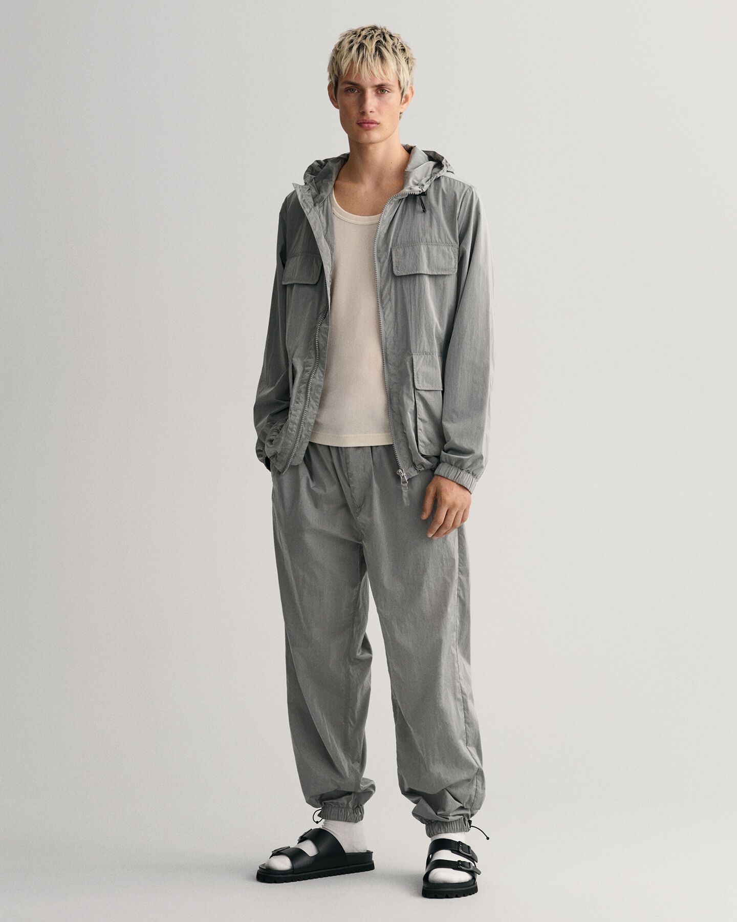 Nelitaskuinen hupputakki