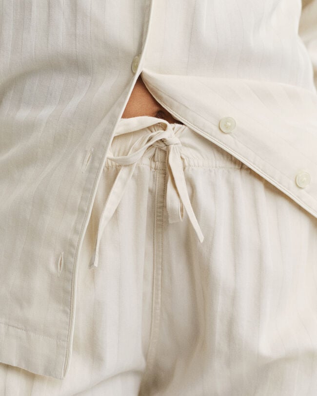 Raidallinen satiinipyjama lahjapakkauksessa