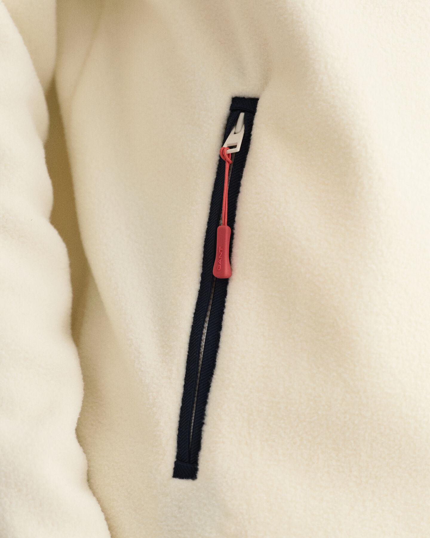 Kevyt fleecepusero puolivetoketjulla