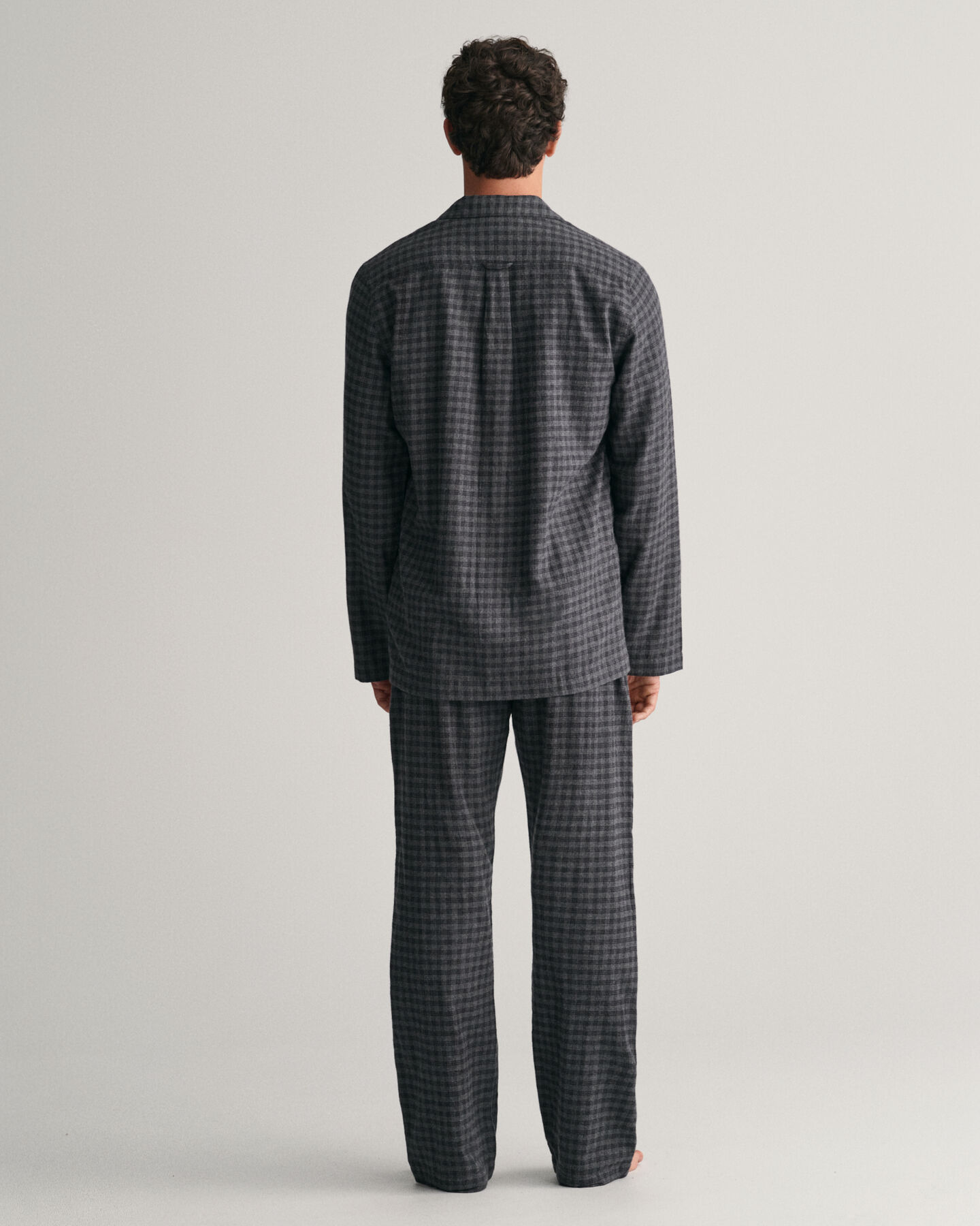 Flanelliset pyjamahousut ja ‑paita lahjapakkauksessa