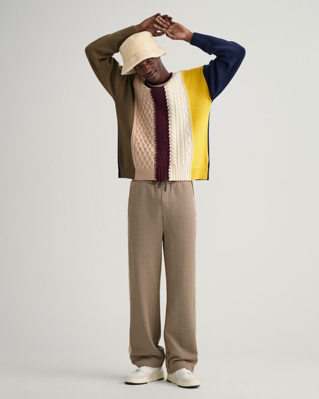 Tilkkutyylinen palmikkoneulepusero, pyöreä pääntie