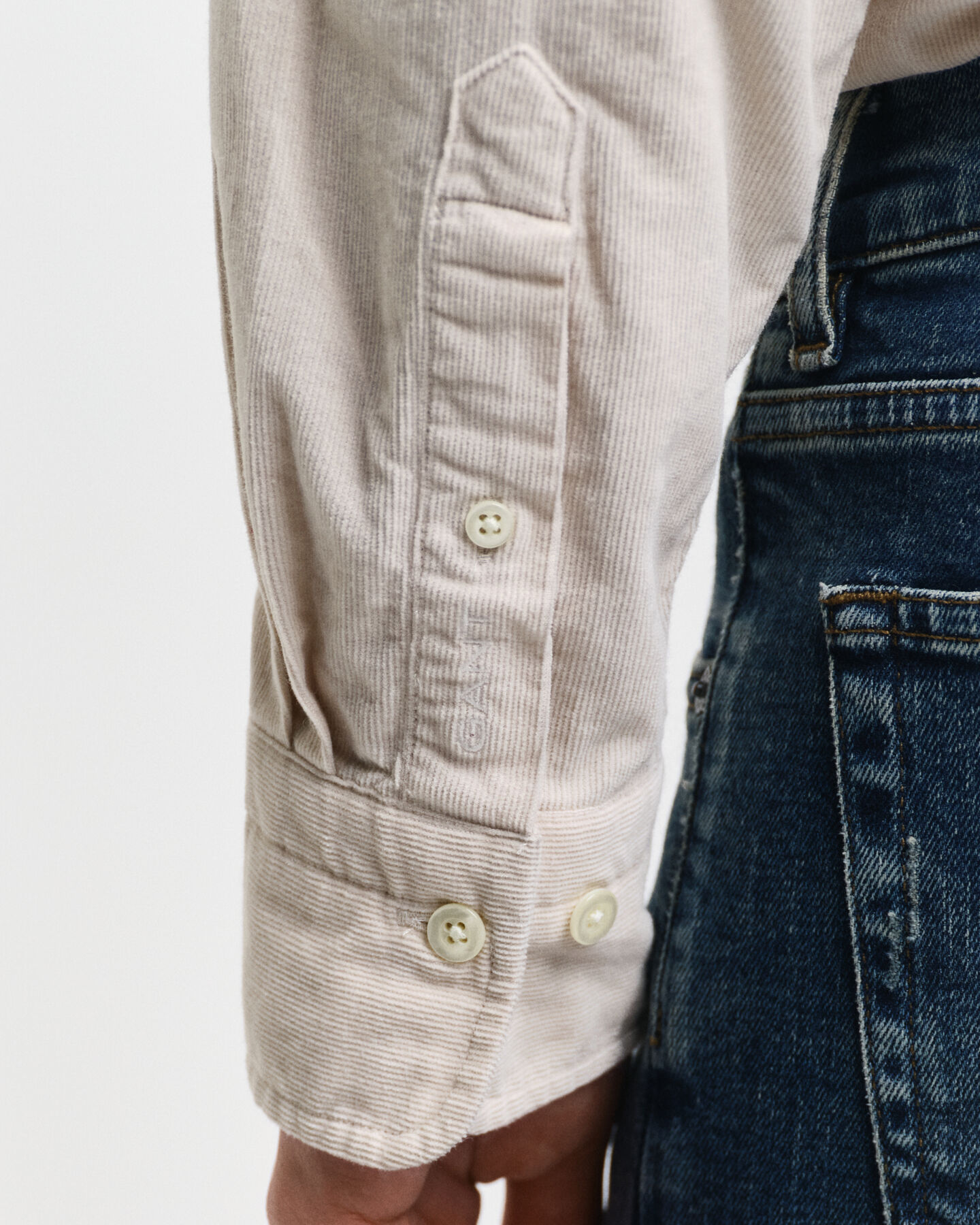 Relaxed fit ‑mitoitettu vakosamettipaita