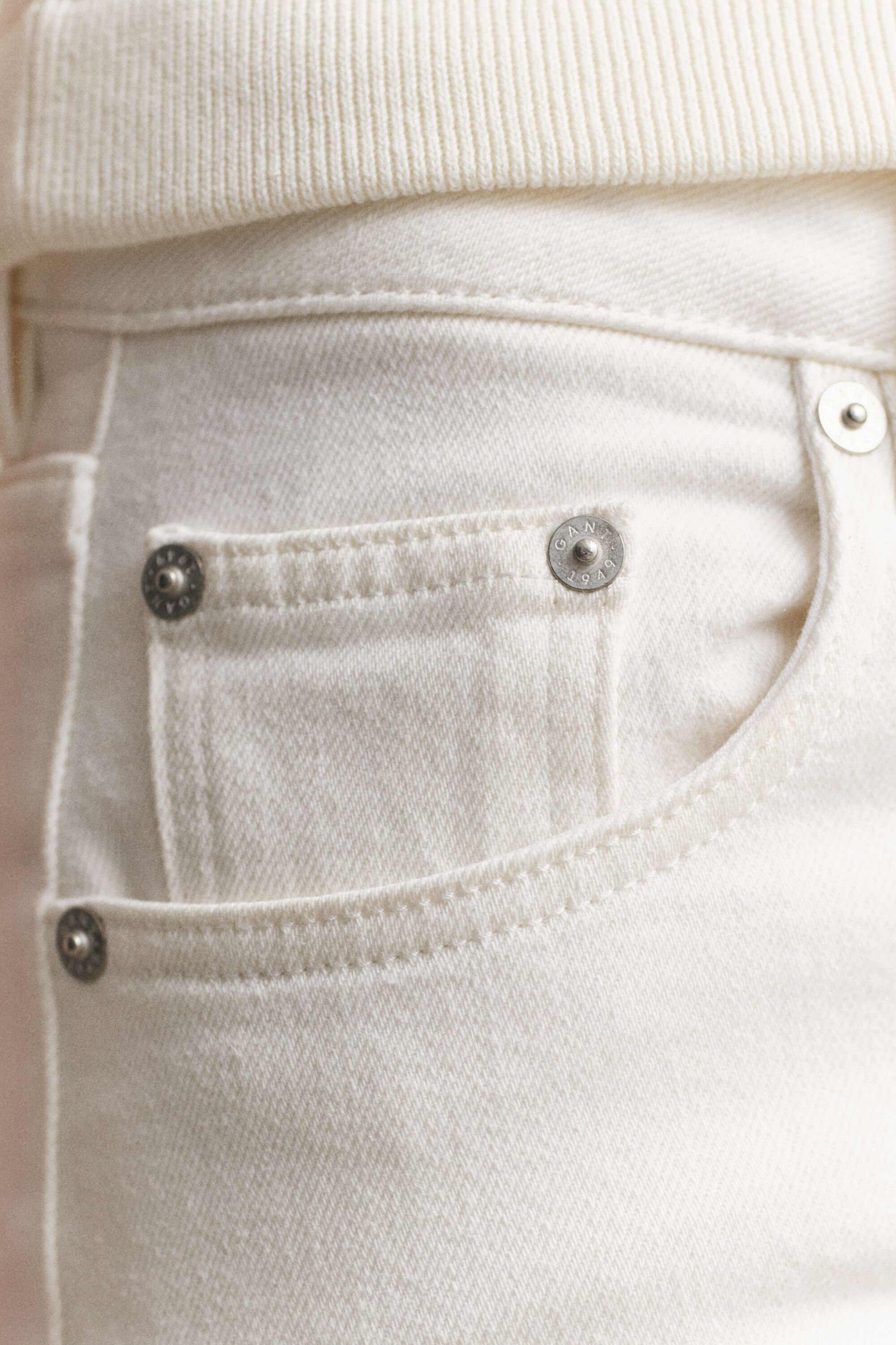 Suoralahkeiset stretch-farkut