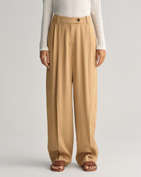 Loose fit -mitoitetut matalavyötäröiset ja leveälahkeiset chinot