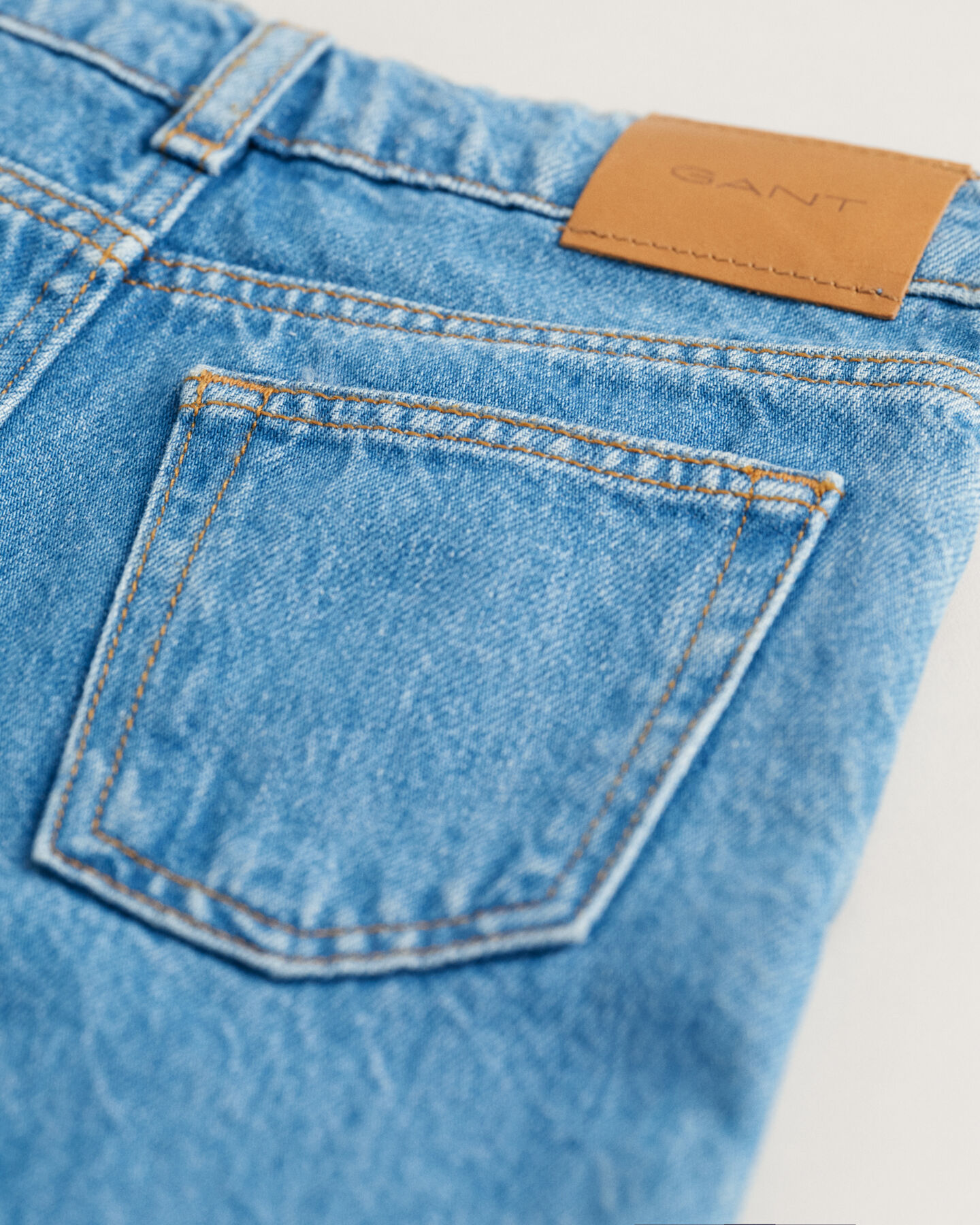 Girls‑malliston leve&auml;lahkeiset farkut