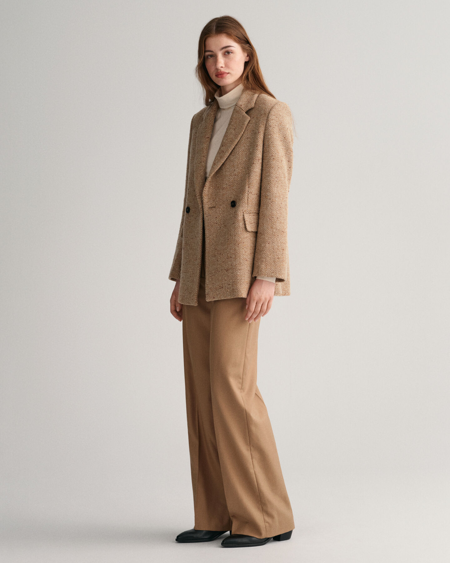 Korkeavyötäröiset suoralahkeiset housut