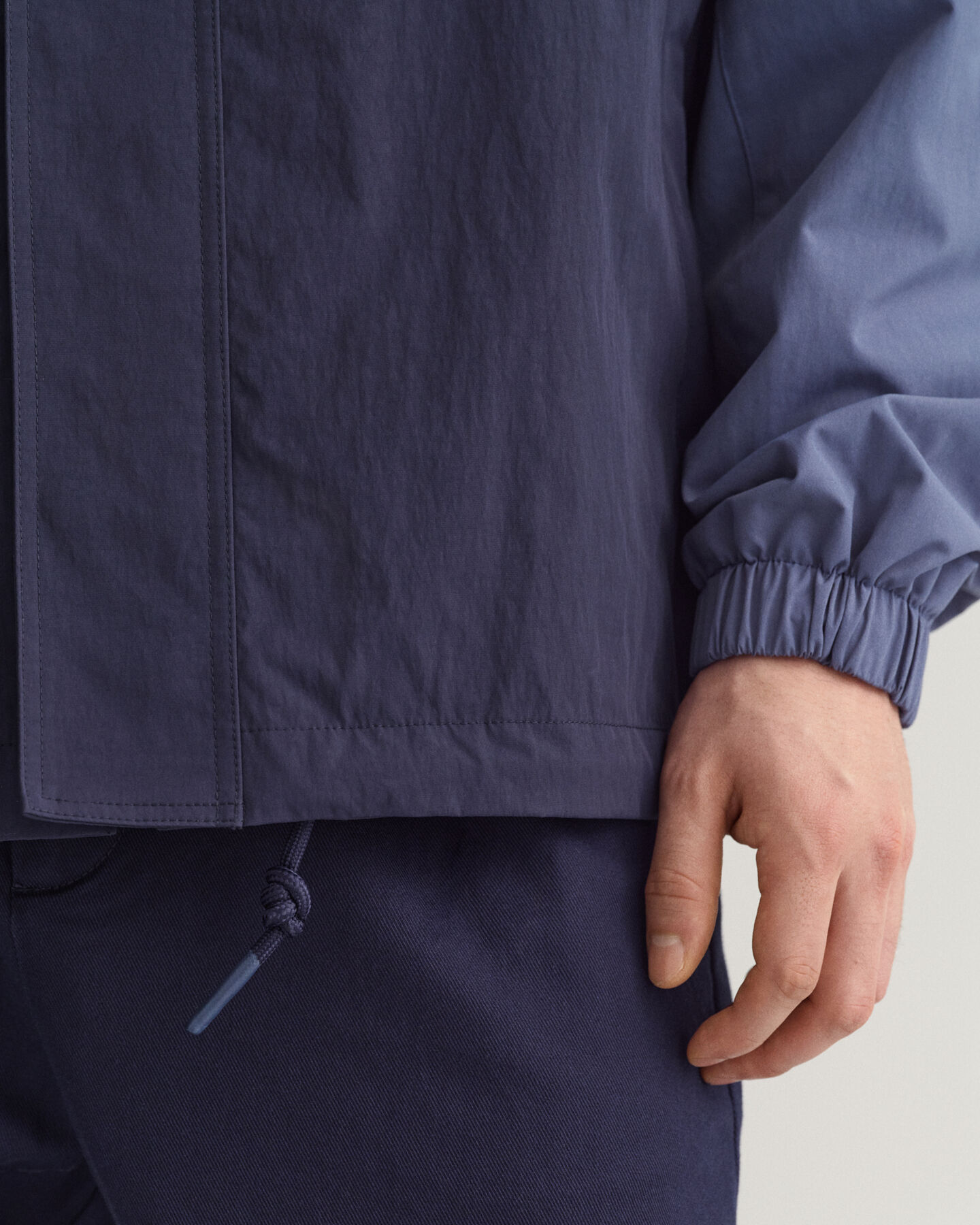 Kaksivärinen hupullinen takki