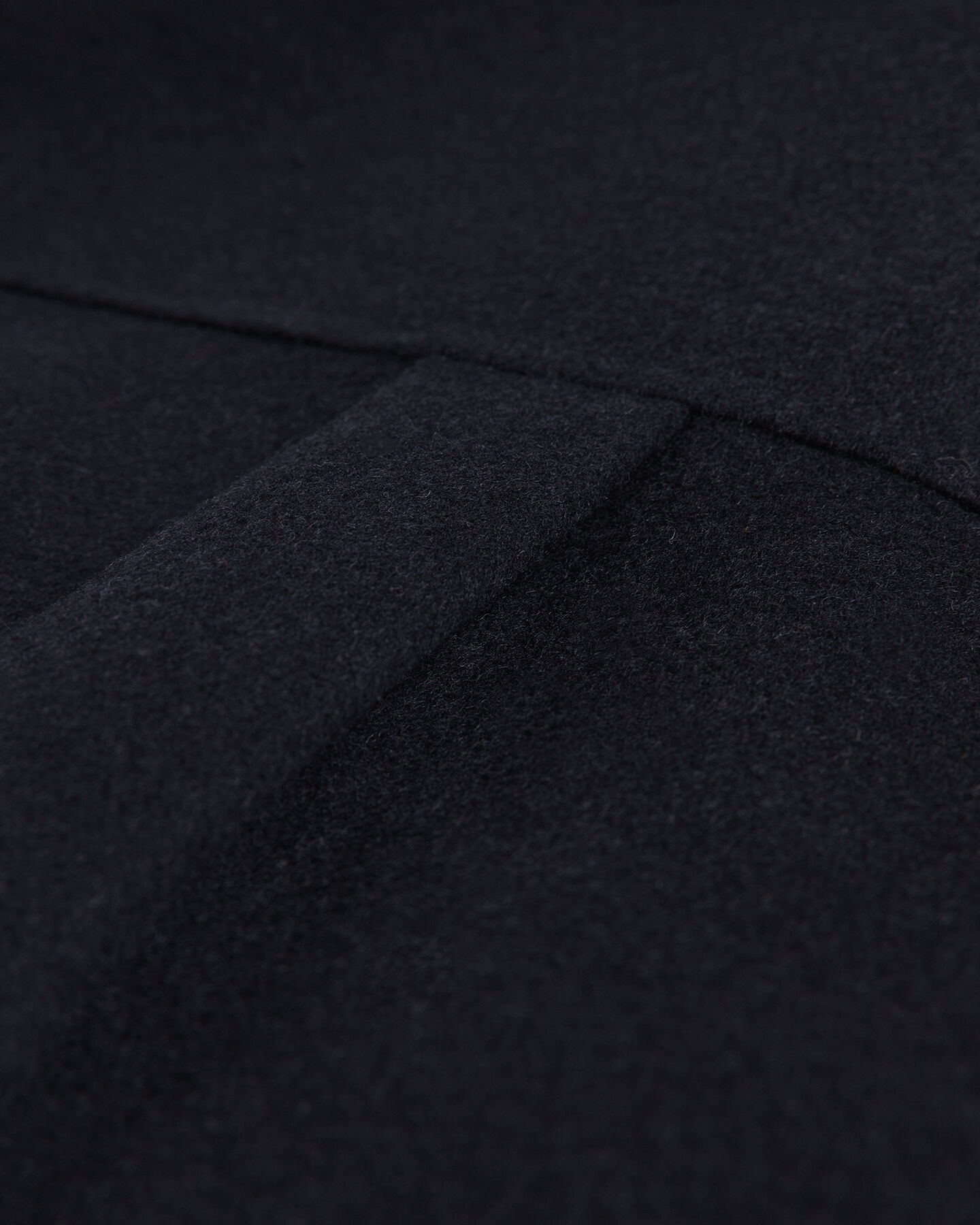 K&auml;sin tikattu paitatakki