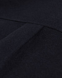 K&auml;sin tikattu paitatakki