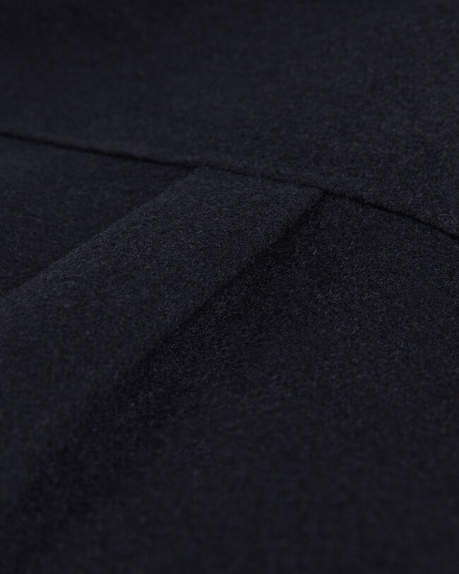 K&auml;sin tikattu paitatakki