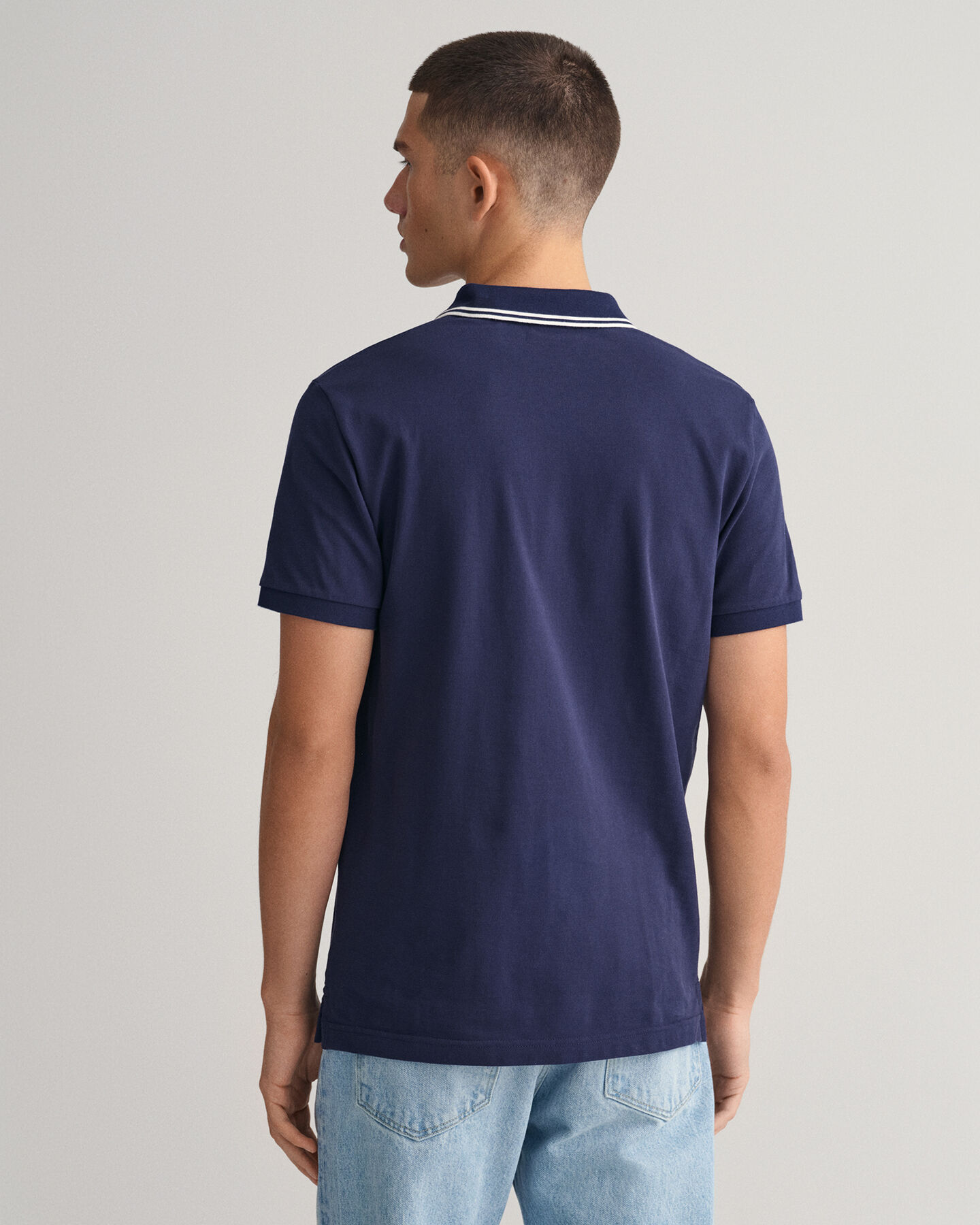 Pikeepaita, jossa raidallinen kaulus