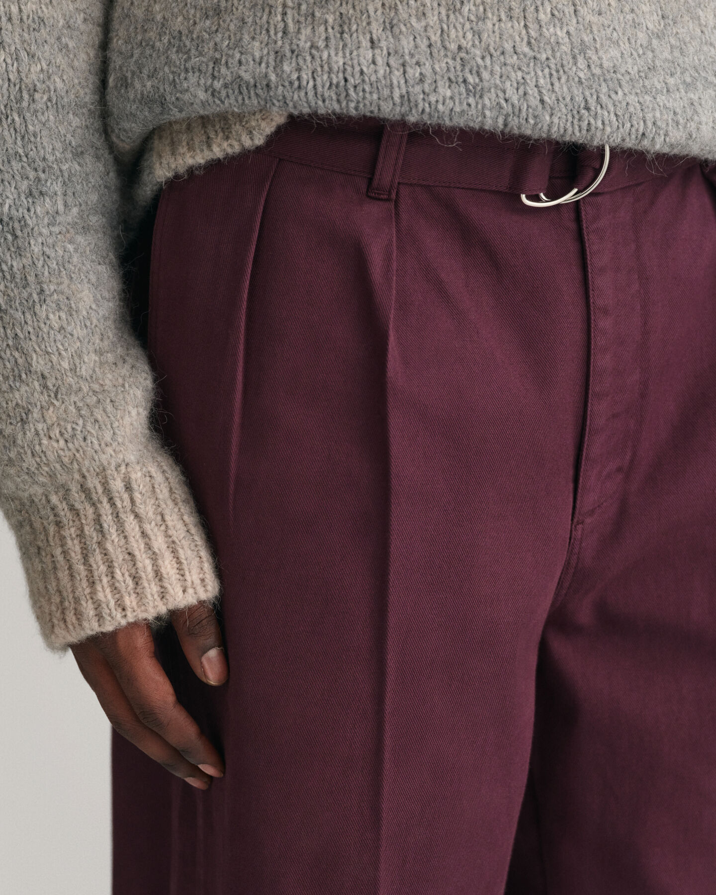 Laskostetut chinot ja vyö