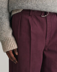 Laskostetut chinot ja vyö