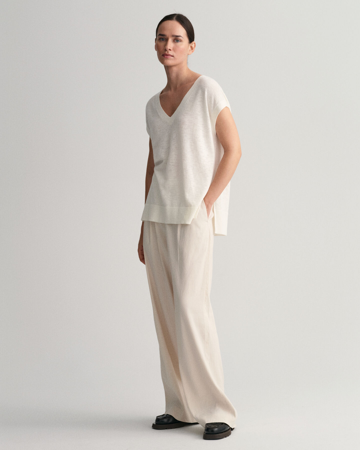 Pellavasekoiteliivi, jossa v-p&auml;&auml;ntie