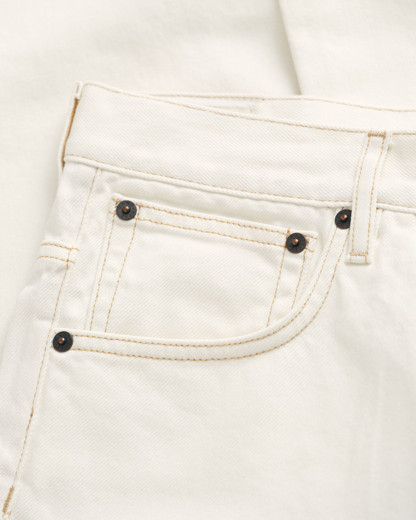 Loose fit ‑mitoitetut valkoiset farkut