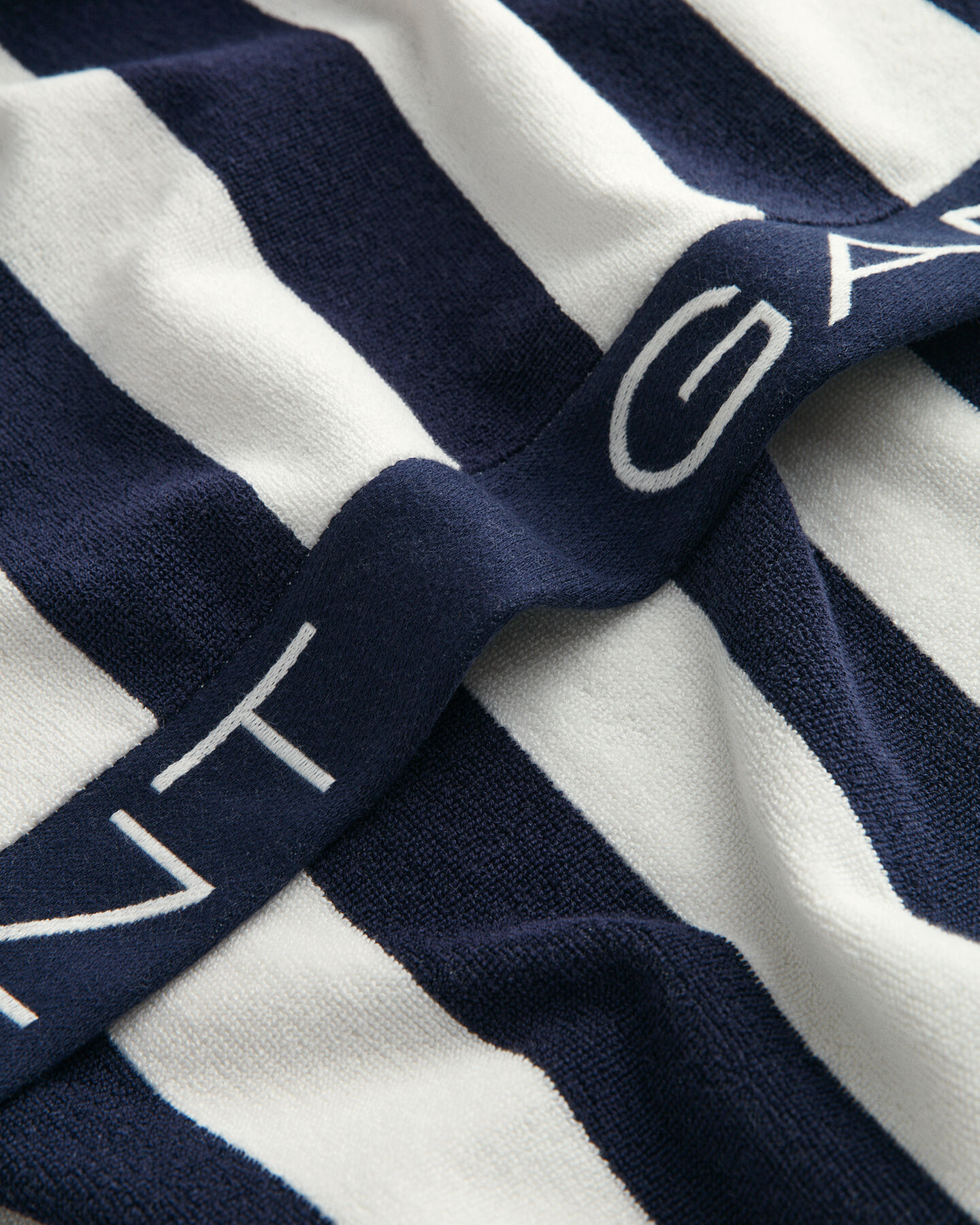 Leveäraitainen rantapyyhe