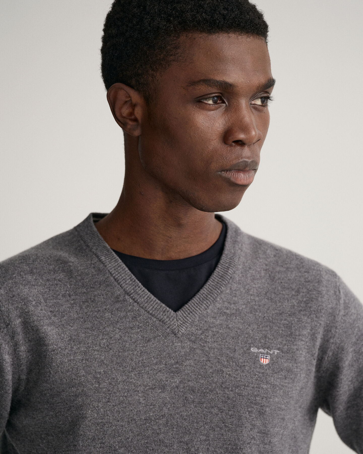 V‑neulepusero eritt&auml;in hienosta lampaanvillasta