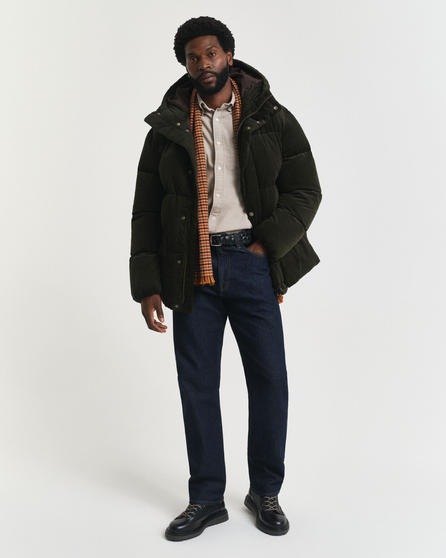 Regular fit ‑mitoitettu vakosamettipaita