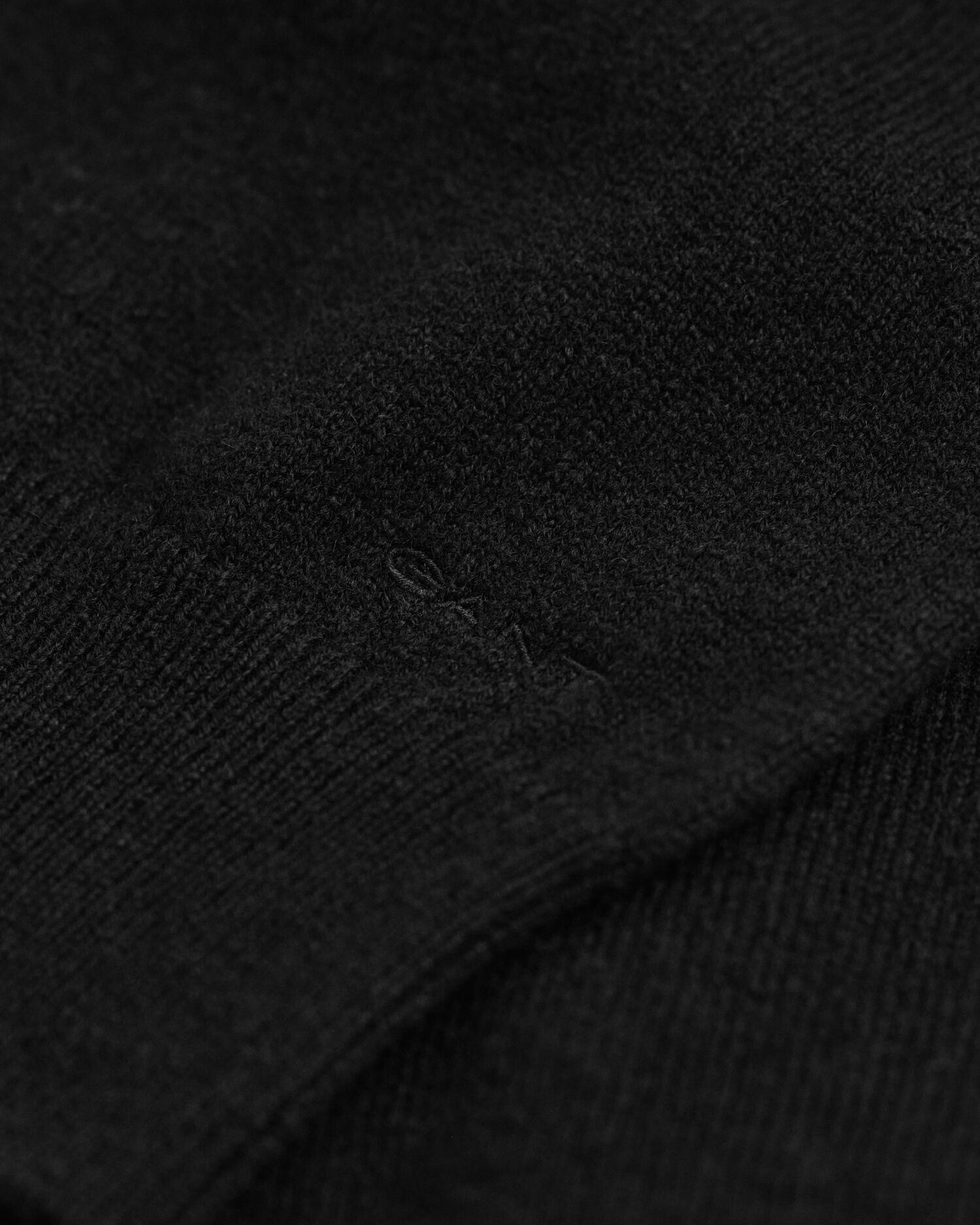 Karitsanvillainen neulemekko