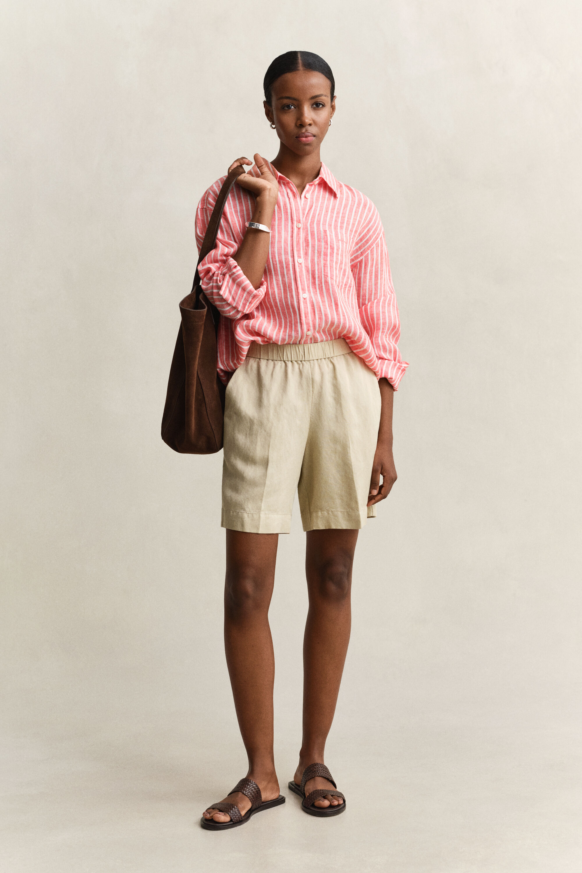 Relaxed fit ‑mitoitettu raidallinen pellavapaita